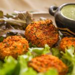 Receita de Bolinhos de lentilha com molho de tahine verde Paola Carosella