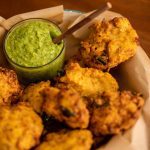 Receita de Pakora com chutney de coentro Paola Carosella