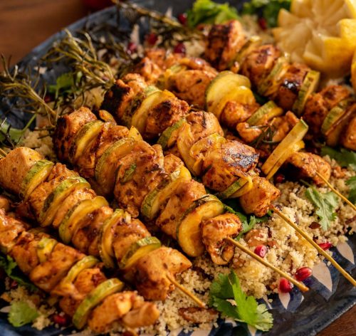 Receita de Kebab de frango com cuscuz marroquino Paola Carosella