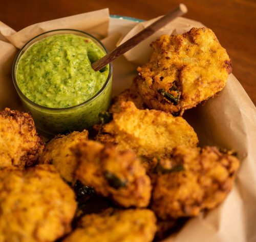 Receita de Pakora com chutney de coentro Paola Carosella